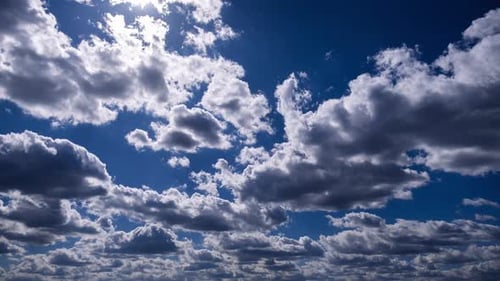 Un timelapse de cumulus se déplace dans le ciel bleu