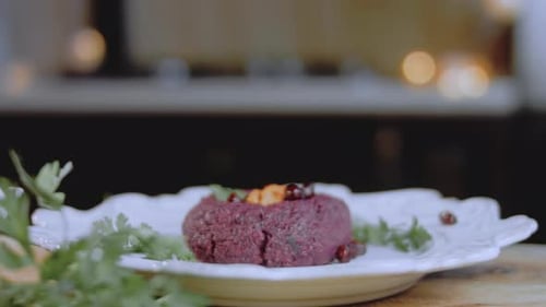 Pkhali Traditionelles georgisches Essen Rote Beete wird für die lila Farbe verwendet, Walnuss wird zur Dekoration verwendet
