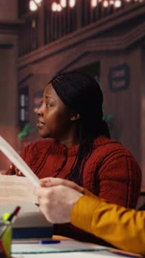 Un Groupe d'Acteurs Vidéo Verticaux de la Bibliothèque se prépare pour une pièce de théâtre Dramatique