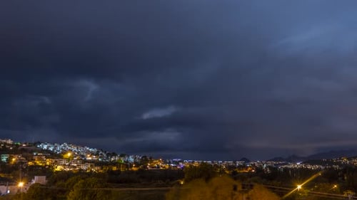 Un éclair UHD éclate à travers les nuages d'orage