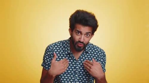 Aufgeregter indischer junger Gewinner ist sehr stolz und zeigt sich überglücklich über den Erfolg