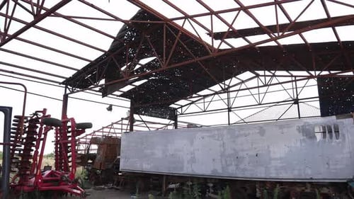 Ruinierter Hangar mit undichtem Dach und Ausrüstungsresten: Kriegsbild, Vernachlässigung, Zerstörung