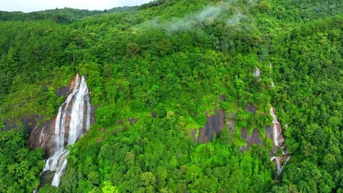 Atemberaubender tropischer Waldwasserfall.