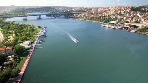 Vue aérienne par drone d'Istanbul, en Turquie. Pont Halic, plusieurs bâtiments résidentiels des deux côtés