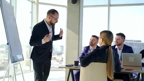 Reifer Geschäftsmann, der seine neuen Ideen mit Kollegen teilt.