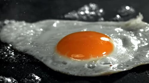 Das Ei wird in einer Pfanne gebraten, mit einer Hochgeschwindigkeitskamera mit 1000 Bildern pro Sekunde gefilmt