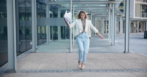 Mulher de negócios, feliz e dança na cidade para comemorar, ter sucesso ou vencer ao ar livre com documentos