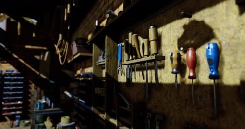Artesanía en un taller rústico que exhibe varias herramientas y equipos