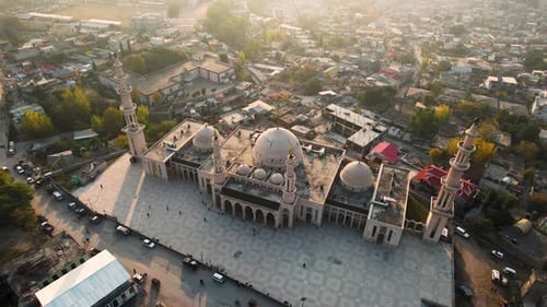 Grande mosquée Eidgah de Muzaffarabad, belle architecture de la mosquée et vue aérienne de la ville
