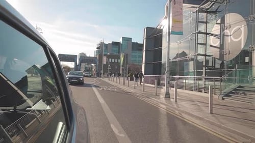 Coche conduciendo por la ciudad en cámara lenta.
