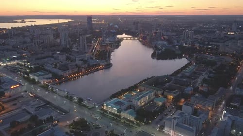 Ecaterimburgo ao entardecer, Rio Iset, metrópole em meio aos Urais, a modernidade encontra a história, metrópole, tela
