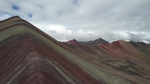 Vista aérea de las montañas de Vinicunca contra un cielo despejado - Cusco, Perú