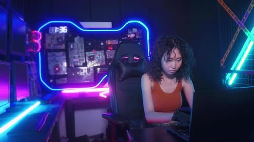 Ein Hacker benutzt einen Laptop, um nachts Daten zu stehlen