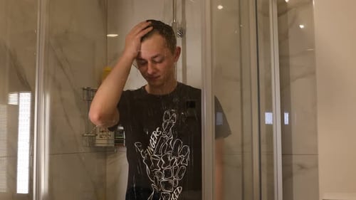 Adolescent déprimé sous la douche pensant à la vie