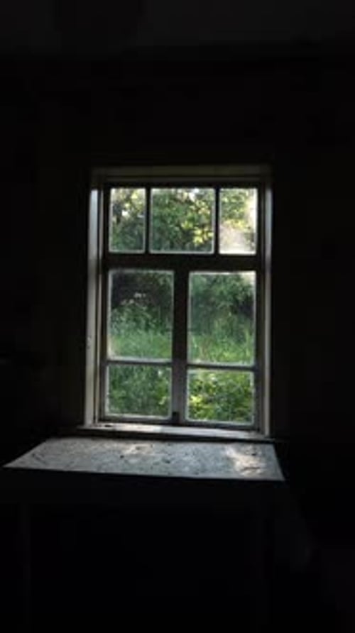 Vidéo verticale Maison en bois abandonnée Le soleil brille dans la fenêtre d'une vieille maison