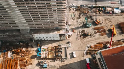 Arbeiter sind mit der Reparatur von Bauwerken auf der Baustelle beschäftigt