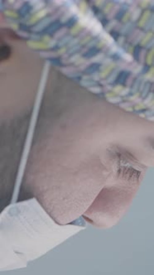 Gesicht des professionellen Chirurgen bei der Arbeit Action Der junge Chirurg konzentriert sich auf die Durchführung der Operation