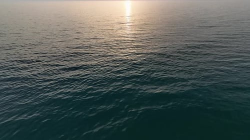 Vista aérea: luz incrível, crepúsculo, céu, pôr do sol, filmagem cinematográfica, bela luz da natureza, paisagem marinha