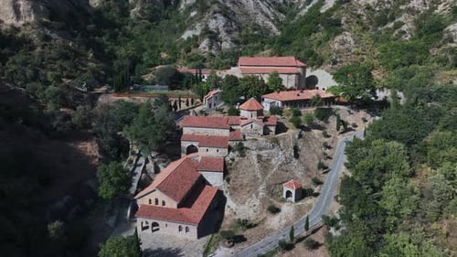 Monastère de Shiomgvime parmi les montagnes de Géorgie