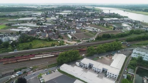 Bahngleise und Straße in der deutschen Stadt