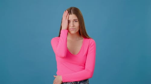 Porträt eines unglücklichen Mädchens, das eine Facepalm-Geste macht und Bedauern und Kummer empfindet