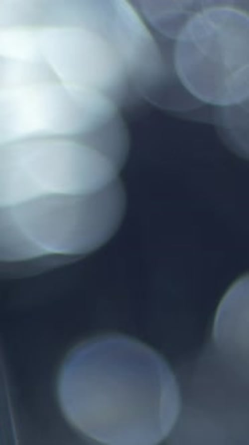 Ätherisches blaues Licht und ein sanftes Bokeh sorgen für einen verträumten, ruhigen abstrakten Hintergrund