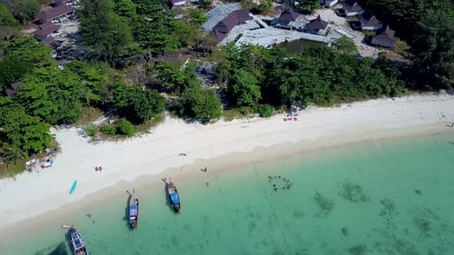 Wunderschöne Luftaufnahmen von Thailand. Atemberaubende Strände, Sonnenuntergänge, Inseln, Boote und Ausblicke.