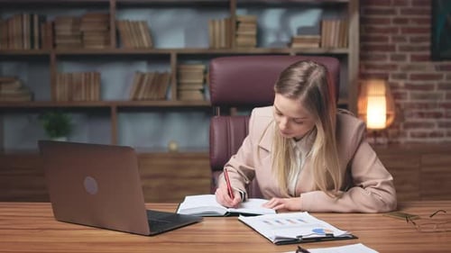 Elegante Frau notiert Informationen aus dem Finanzbericht