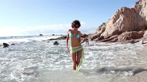 Mujer bailando en la playa
