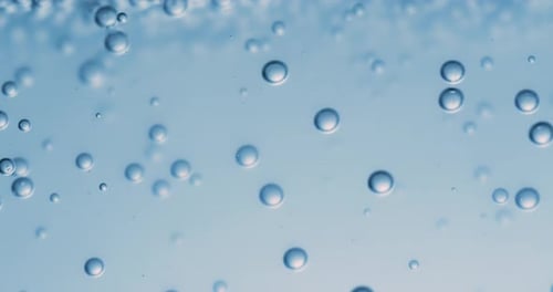 Muchas burbujas de agua en agua azul se cierran, olas de agua abstractas con burbujas en cámara lenta.