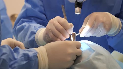 Zwei Chirurgen machen einen Mann Nasenkorrektur Nasenoperation