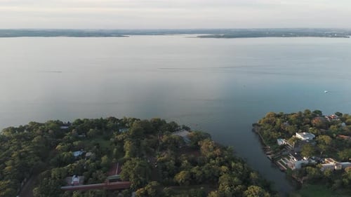Le fleuve Paraná à Misiones, Posadas, Argentine.