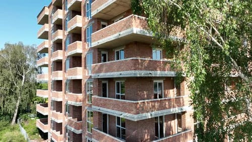 Vista aérea de la fachada de un edificio de ladrillo de varios pisos