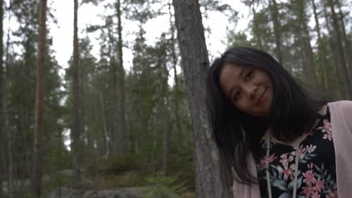 Mädchen lächelt tief im Wald