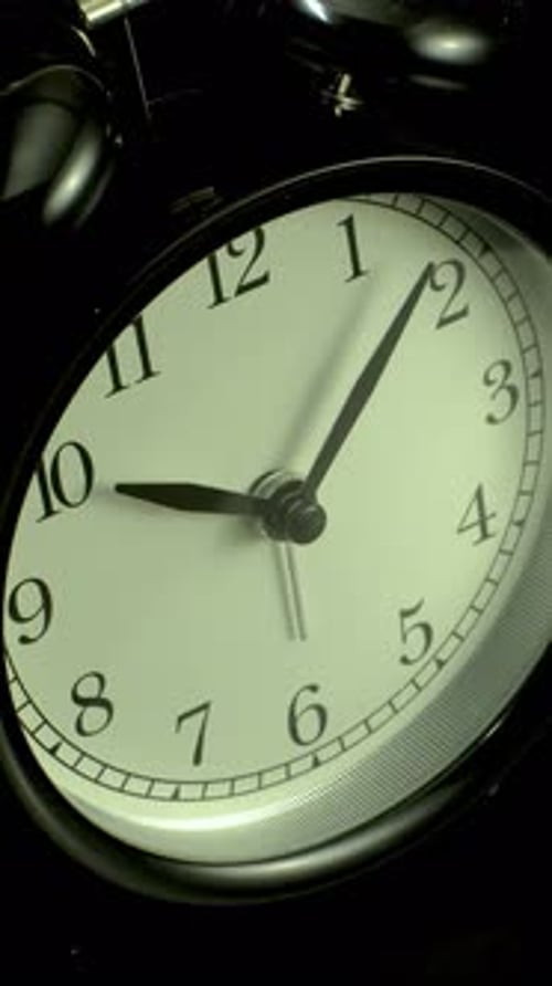 Vertikales Zeitraffervideo einer Uhrzeit, die über einen Tag bis eine Nacht vergeht.