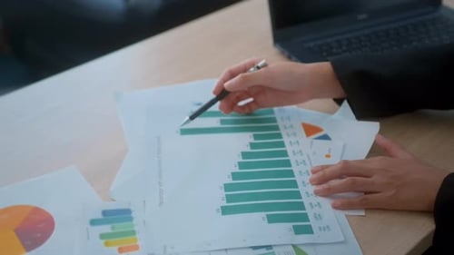 Hintergrund von Dokumenten mit Analysedaten, die auf dem Tisch liegen