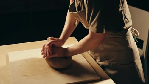 Woman Potter travaille avec de l'argile lors d'une master class sur le processus de travail en studio dans Ceramic Workshop Potter