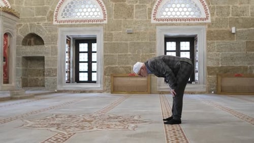Muslimen beten in der Moschee