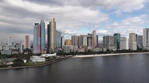 Vue aérienne montrant la ligne d'horizon moderne du centre-ville de Manille avec ses gratte-ciel et ses bâtiments importants