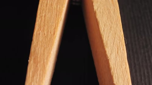 Superbe macroshot détaillé d'une épingle à linge en bois.