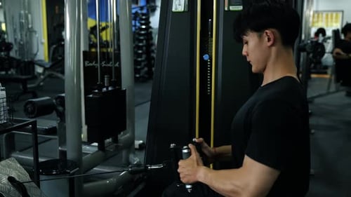 Muskulöser gesunder Mann, der Sport im Fitnessstudio trainiert