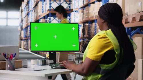 Empleado de logística organizando paquetes cerca de una maqueta aislada en la computadora