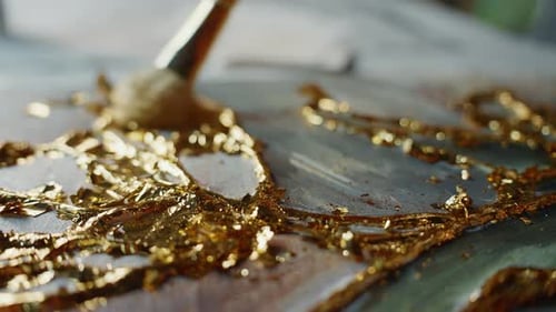 Aufbringen von Blattgold auf Harzkunstwerke
