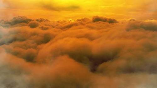 Sonnenaufgang oder Sonnenuntergang, bewegte Wolkenoberfläche