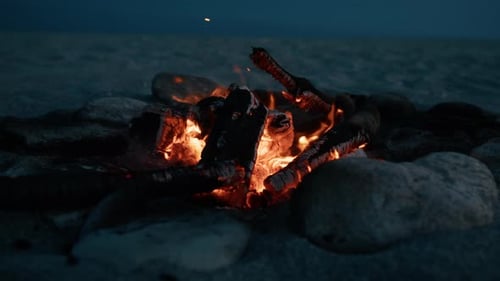 Kalter Abend am Meer mit brennendem Lagerfeuer