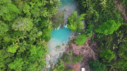 Vidéo d'un drone 4K volant directement vers les chutes de Cambugahay sur l'île de Siquijor aux Philippines.