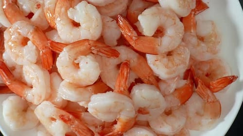 Cooked shrimp in 4K video.