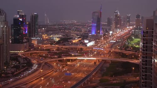 Paisagem urbana crepuscular de Dubai com tráfego movimentado