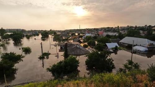 Ruas inundadas na cidade de Kherson com belo pôr do sol no fundo explosão da barragem no rio Dnipro