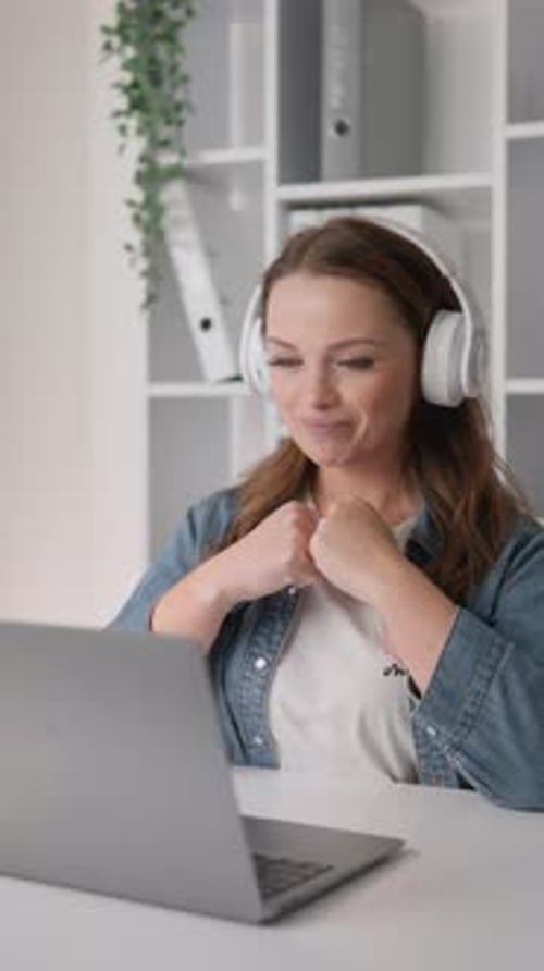 Dans un environnement de bureau contemporain, une femme professionnelle semble à la fois confiante et à l'aise, elle s'engage